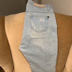 Light washed high wasted jeans